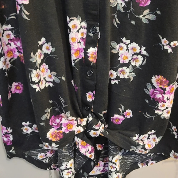 H14-NO BOUNDARIES: WOMEN SIZE XL FLOWERED QUARTER SLEEVE FLOWERED TOP - Picture 2 of 5